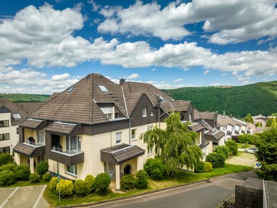 Zweizimmer-Apartment Reihenhäuser in grüner Landschaft unter blauem Himmel mit Wolken