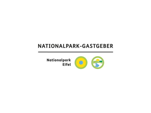Von der Ferienwohnung Schleiden-Gemünd in den Nationalpark Logo Nationalpark-Gastgeber mit Symbolen des Nationalparks Eifel