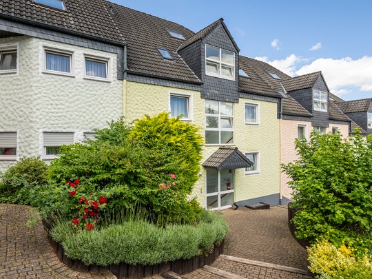 Wohnung mieten in Gemünd? Da haben wir was für Sie! Mehrfamilienhaus mit bepflanztem Vorgarten und gepflastertem Eingang