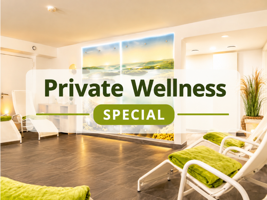 Eine Ferienwohnung in der Eifel mit Sauna und Gym Privater Wellnessbereich mit Liegen und grünen Handtüchern
