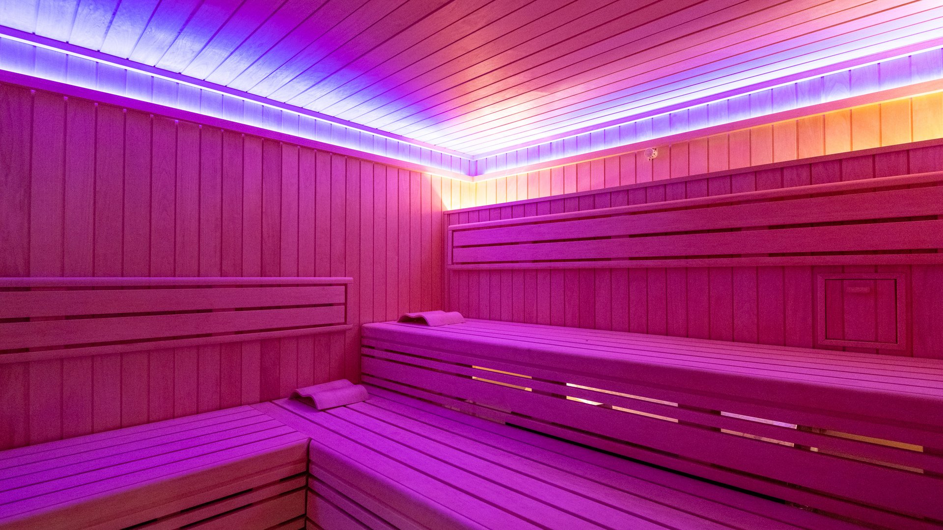 Wohnung mieten in Gemünd? Da haben wir was für Sie! Sauna mit modernen LED-Lichtern und Holzbänken