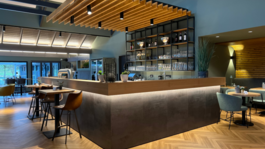 Eifel-Urlaub: Insidertipps aus Gemünd Moderner, leerer Barbereich mit Holzdecke und stilvollen Sitzgelegenheiten