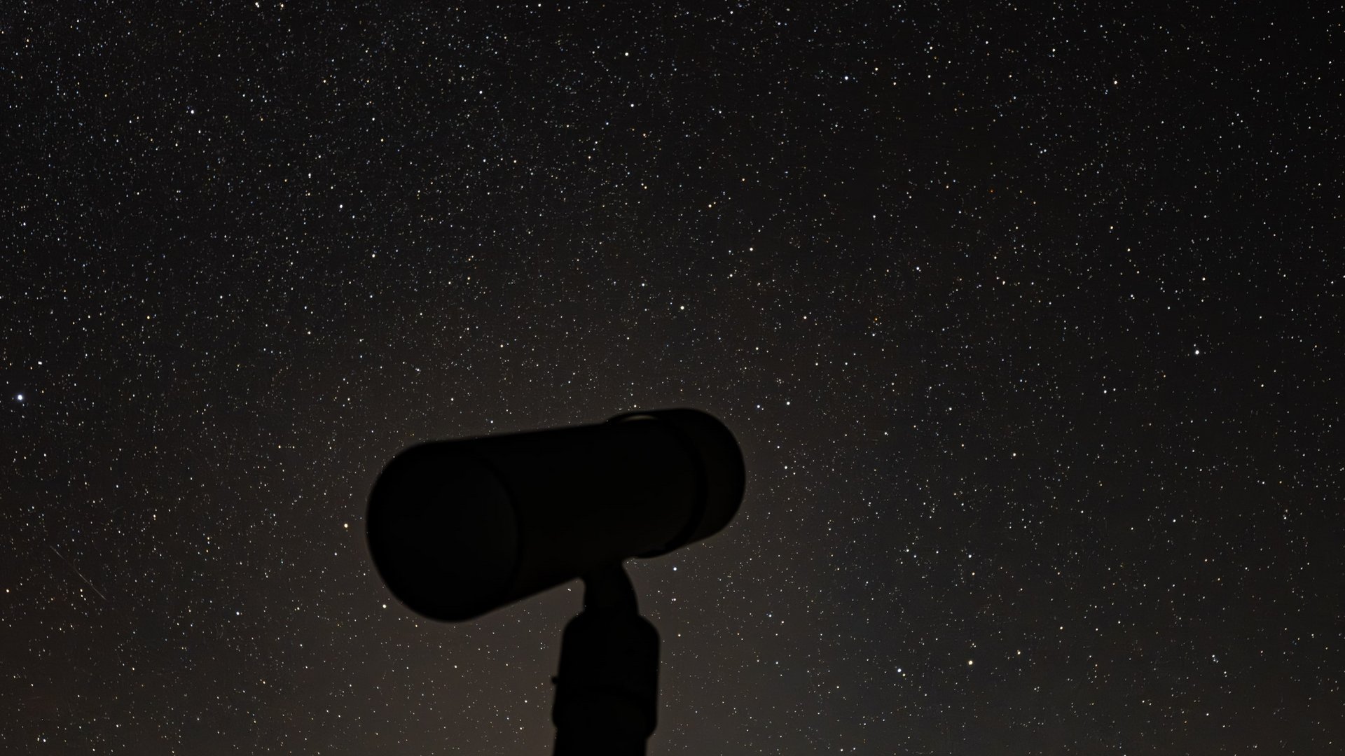 Sternenpark Eifel erleben – Urlaub unter dem Sternenhimmel Sternklarer Nachthimmel mit Silhouette eines Teleskops im Vordergrund