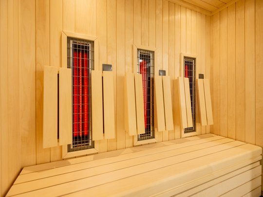 Ferienwohnungen in Gemünd mit dem gewissen Extra Infrarotkabine mit Holzbank und Heizstrahlern an der Holzwand